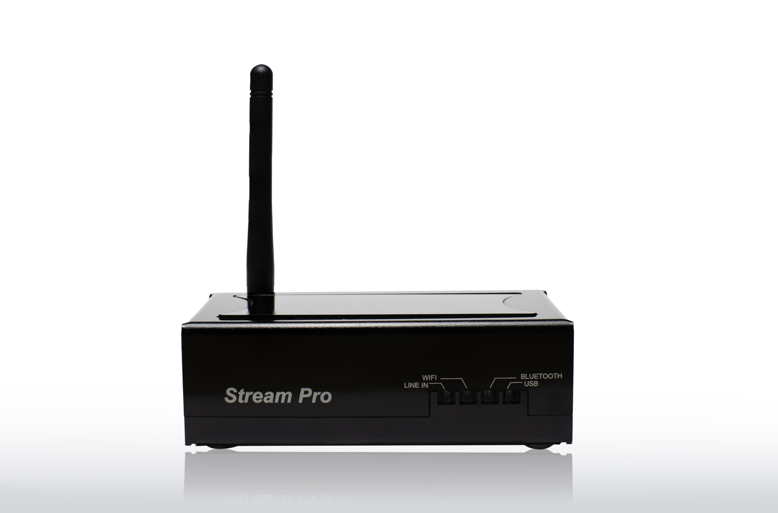 Vista frontal do Streamer de Áudio Wi-Fi e Bluetooth GR Savage Stream Pro. Gabinete metálico preto compacto com a antena Wi-Fi posicionada à esquerda. À direita, painel de LEDs indicadores para monitoramento de entrada: LINE IN, WIFI, BLUETOOTH e USB. Fundo branco com sombra