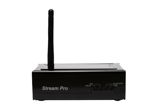 Vista frontal do Streamer de Áudio Wi-Fi e Bluetooth GR Savage Stream Pro. Gabinete metálico preto compacto com a antena Wi-Fi posicionada à esquerda. À direita, painel de LEDs indicadores para monitoramento de entrada: LINE IN, WIFI, BLUETOOTH e USB. Fundo branco com sombra
