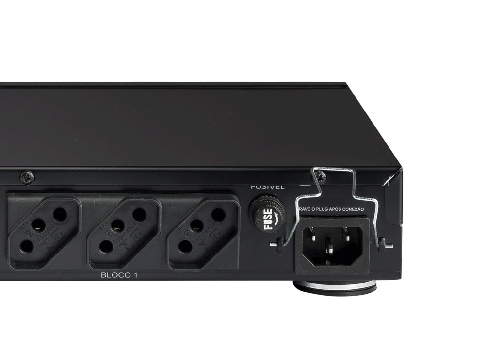 Close detalhado do painel traseiro do Condicionador de Rede GR Savage CDR 1000T. Mostra o conector de entrada de energia IEC (3 pinos macho) com a legenda "ENTRADA DE ENERGIA - 220V" e o grampo metálico de retenção de segurança. Ao lado esquerdo, o porta-fusível com a legenda "FUSÍVEL" acima. Parte das tomadas de saída (padrão brasileiro) com legenda "BLOCO 1" é visível. Fundo branco isolado.