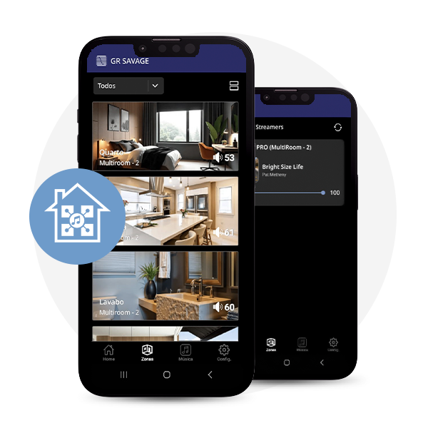 Interface do aplicativo AudioHub da GR Savage exibida em dois smartphones modernos. O smartphone em primeiro plano mostra o controle de zonas com fotos de ambientes (Quarto, Cozinha, Lavabo) e níveis de volume individuais. O segundo smartphone exibe a tela de reprodução musical "Bright Size Life". À esquerda, um ícone azul circular com uma casa e notas musicais simbolizando áudio multiroom residencial. Fundo branco.