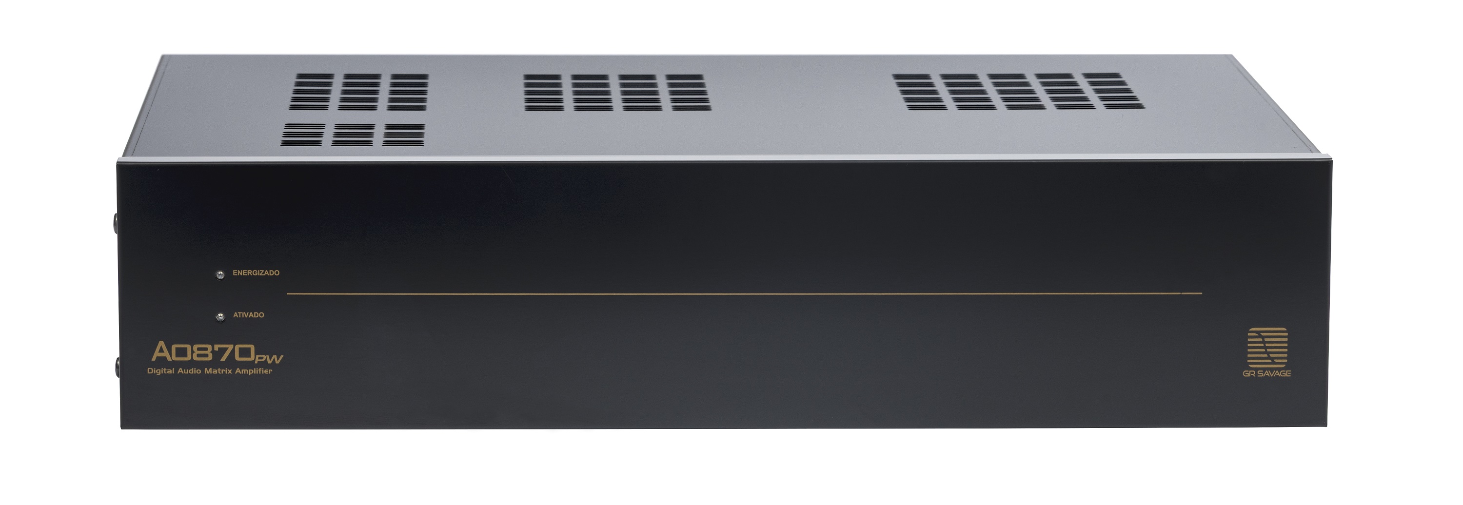 Matriz de Áudio Digital Amplificada GR Savage A0870pw. Painel frontal em alumínio preto com acabamento escovado. Inscrição do modelo em dourado no canto inferior esquerdo. LEDs indicadores de status "Energizado" e "Ativado" sobre uma linha dourada central. Logotipo GR Savage dourado à direita. Topo com três grandes blocos de grades de ventilação para alta potência