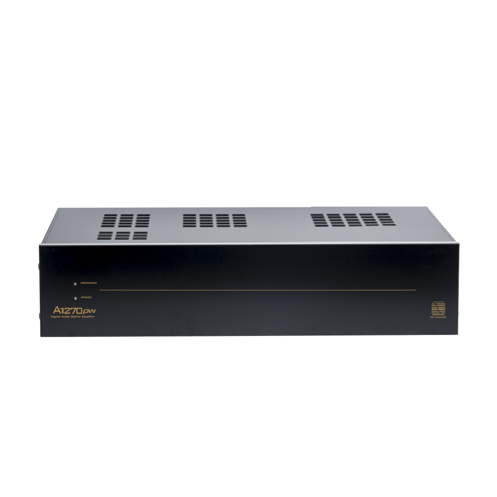 Matriz de Áudio Digital Amplificada GR Savage A1270pw da Série 70. Vista frontal de um gabinete preto padrão rack com painel de alumínio. No canto esquerdo, indicadores LED para "Energizado" e "Ativado", com a identificação do modelo A1270pw em dourado. No canto direito, o logotipo GR Savage dourado. O topo do gabinete apresenta grades de ventilação generosas.