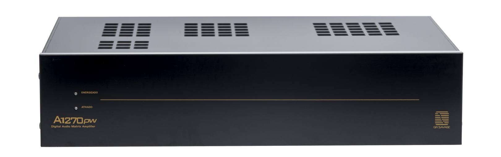 Matriz de Áudio Digital Amplificada GR Savage A1270pw da Série 70. Vista frontal de um gabinete preto padrão rack com painel de alumínio. No canto esquerdo, indicadores LED para "Energizado" e "Ativado", com a identificação do modelo A1270pw em dourado. No canto direito, o logotipo GR Savage dourado. O topo do gabinete apresenta grades de ventilação generosas. Fundo preto isolado.