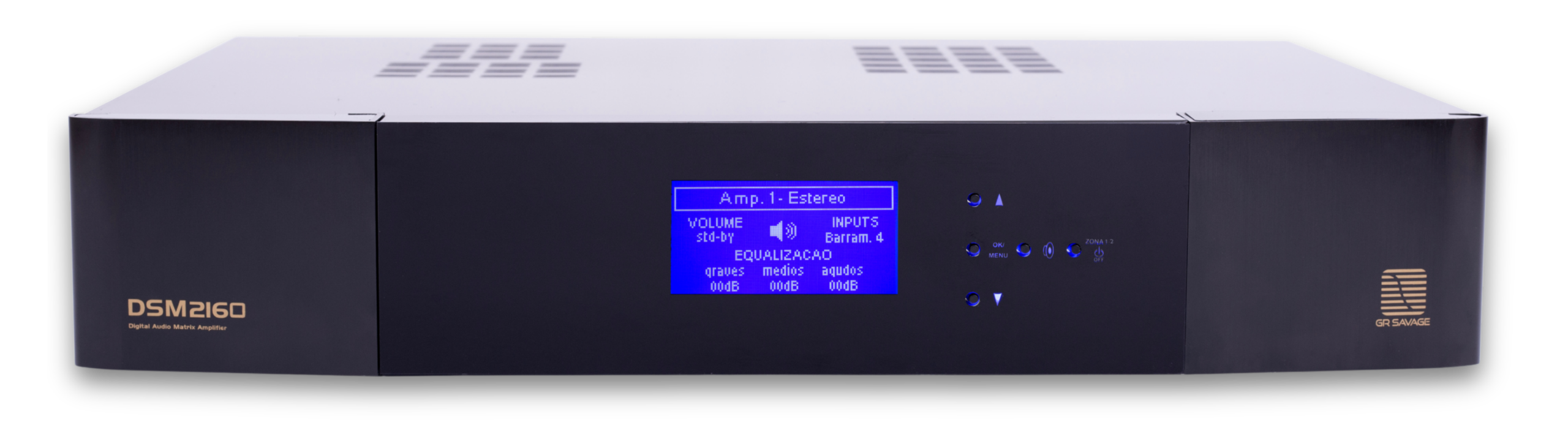 Matriz Multiroom Digital Amplificada GR Savage DSM 2160. Vista frontal direta exibindo painel de alumínio escovado preto com display LCD azul centralizado. O display mostra o menu de "EQUALIZAÇÃO" para graves, médios e agudos, além do status de volume e entrada da zona 1. À direita do display, botões touch de navegação e logotipo GR Savage dourado. Gabinete robusto com ventilação superior.