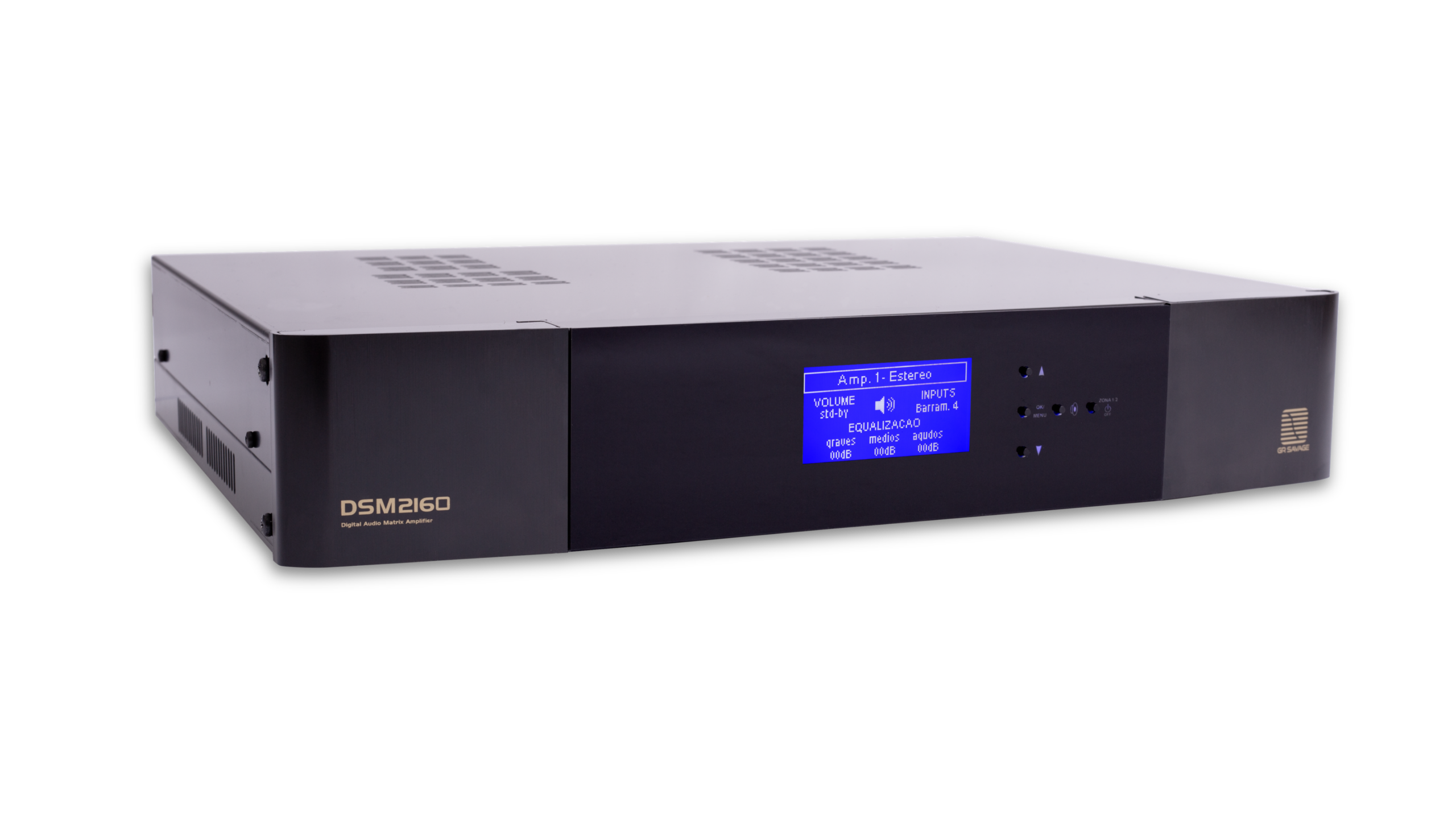 Vista angular da Matriz Multiroom Digital GR Savage DSM 2160. Painel frontal preto em alumínio escovado com display LCD azul ativado e botões de navegação. O gabinete metálico padrão rack exibe grades de ventilação no topo e na lateral, essenciais para a dissipação de calor dos 160W RMS por canal. Logotipos gravados em dourado.