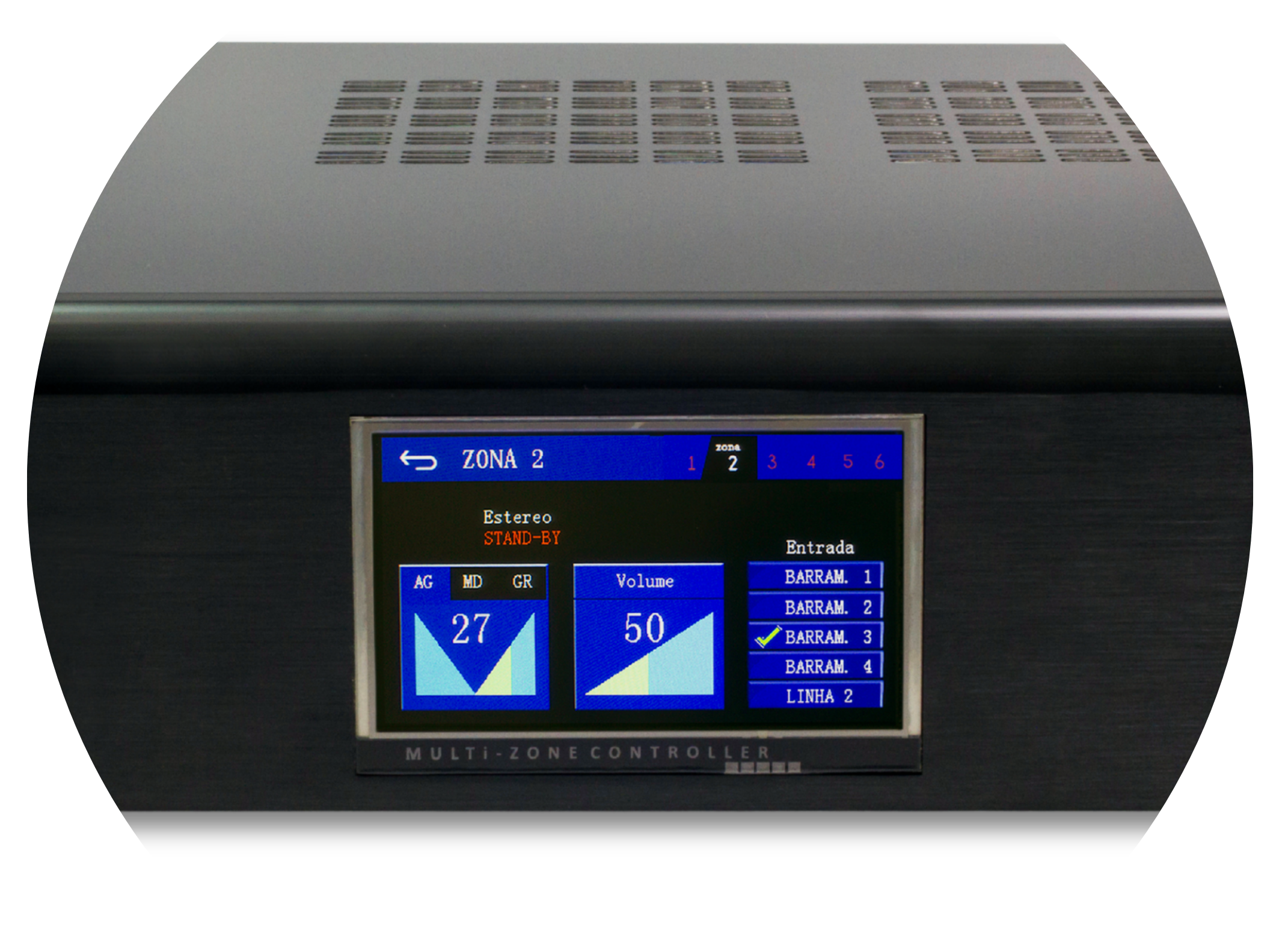 Close do display Touch Screen colorido da Matriz Multiroom GR Savage IHM 1250. A tela exibe o controle da "ZONA 2" com interface intuitiva para ajuste de equalização (Agudos, Médios, Graves), nível de volume em 50 e seleção de fontes entre 4 barramentos e entradas de linha. Abaixo da tela, a inscrição "MULTI-ZONE CONTROLLER". Fundo de alumínio escovado preto.