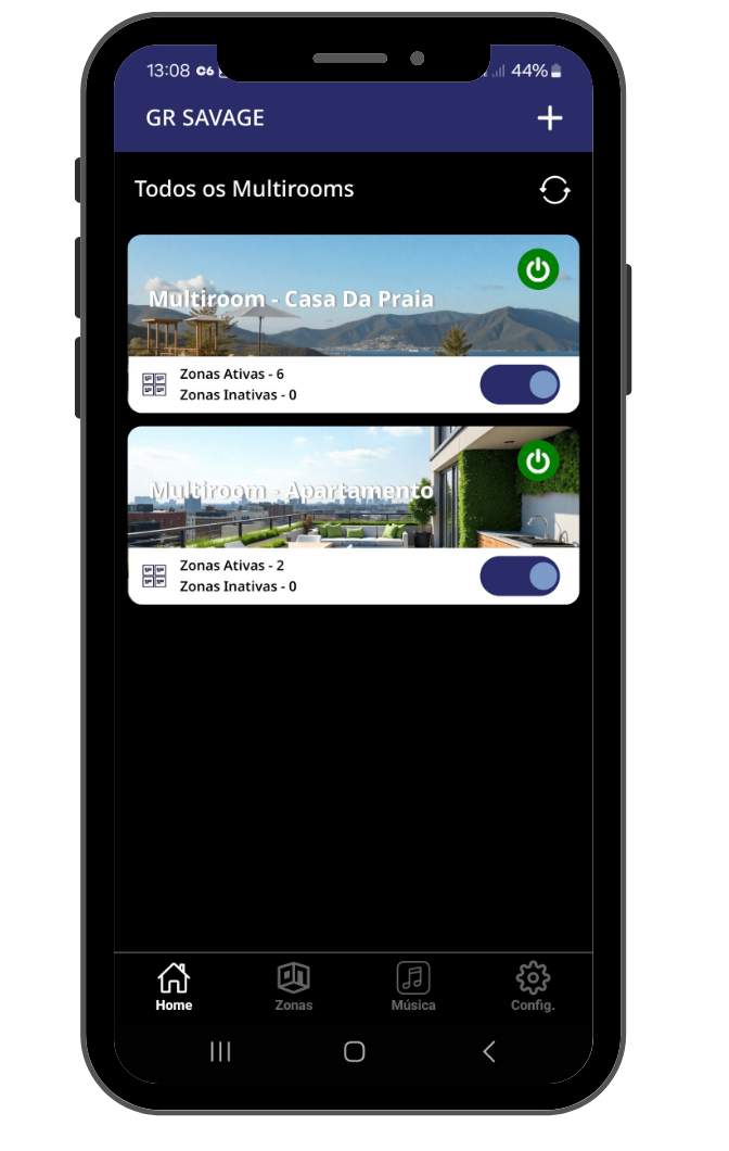 Tela inicial (Home) do aplicativo AudioHub da GR Savage em um smartphone com fundo preto. A interface exibe a seção "Todos os Multirooms", permitindo alternar entre diferentes locais de instalação: "Multiroom - Casa da Praia" (com 6 zonas ativas) e "Multiroom - Apartamento" (com 2 zonas ativas). Cada local possui um botão de ligar/desligar geral e fotos personalizadas dos imóveis.