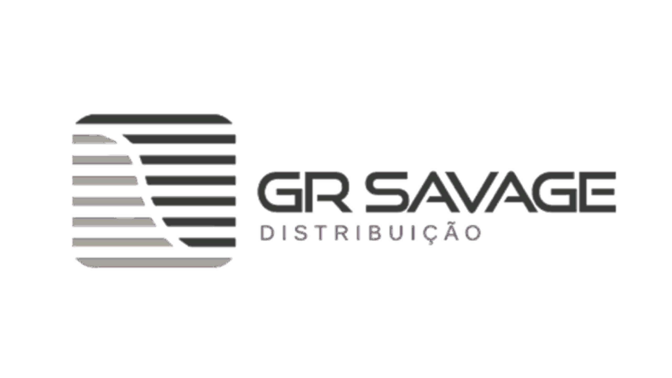 Logotipo da GR Savage Distribuição sobre fundo preto. À esquerda, o ícone quadrado com bordas arredondadas composto por linhas horizontais e uma curva central característica da marca. À direita, o nome "GR SAVAGE" em fonte moderna e a palavra "DISTRIBUIÇÃO" logo abaixo em uma tipografia mais leve.