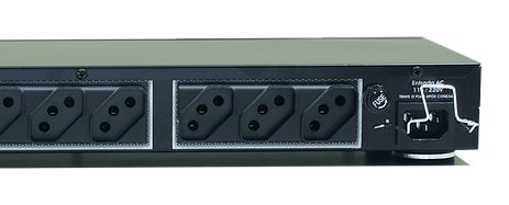 Close detalhado do painel traseiro do Condicionador GR Savage SDA 2700plus. Mostra a entrada de energia IEC identificada como "220V", equipada com uma trava cabo metálica de segurança. Ao lado, o porta-fusível externo e parte das tomadas de saída