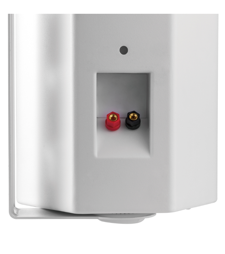 Close detalhado do nicho de conexão traseiro da Caixa Outdoor Slim branca Savage. Mostra dois bornes de pressão coloridos (um vermelho para positivo e um preto para negativo) banhados a ouro para fixação do cabo de som. Nicho recuado no gabinete para proteção contra intempéries.