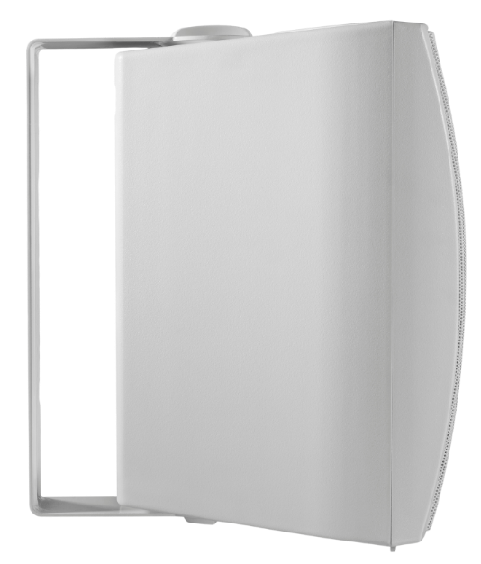 Vista de perfil lateral completo da Caixa Outdoor Slim branca Savage. Destaca o design fino e elegante do gabinete branco fosco e o suporte metálico de fixação articulado em "U" estendido atrás dela. A grade frontal rústica é visível no canto direito. Fundo branco isolado. Savage EXS-5 e EXS-6