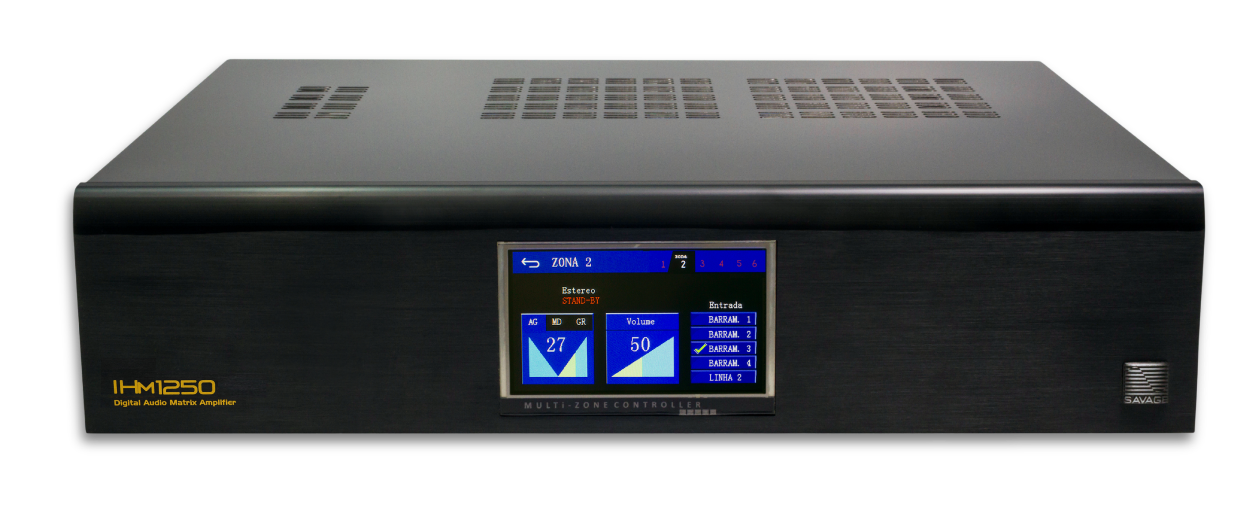 Vista frontal da Matriz Multiroom Savage serie50. Gabinete em alumínio escovado preto com display central Touch Screen colorido ativo, exibindo ajustes de volume e equalização. Logotipo IHM 1250 em dourado à esquerda e logotipo Savage à direita. Grades de ventilação superiores visíveis