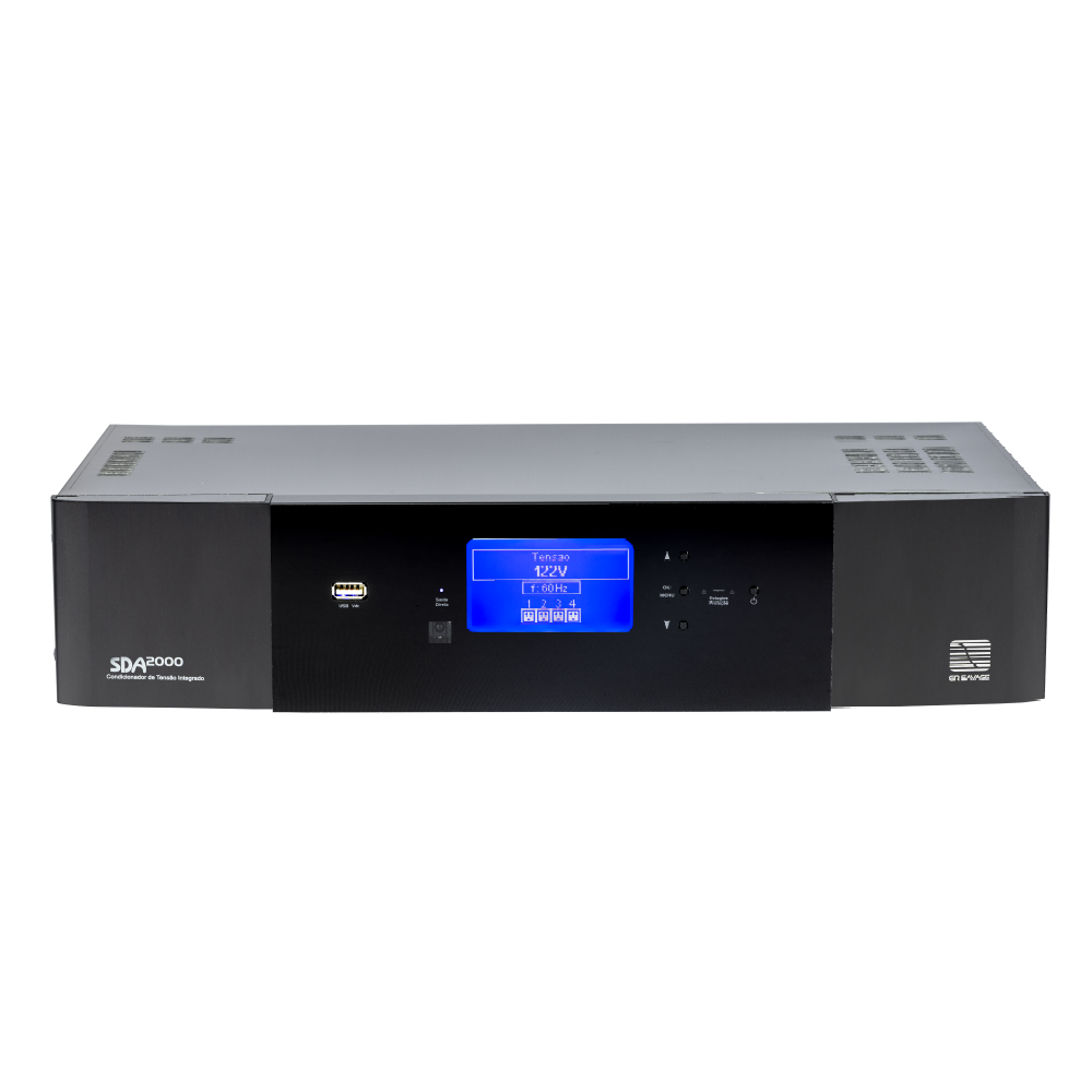 Condicionador de Tensão Integrado GR Savage SDA2000 de 2000W. Vista frontal direta exibindo o painel central preto com display LCD azul ativado, indicando "Tensão 122V", frequência "60Hz" e o status de 4 zonas de tomadas independentes. À esquerda do display, botão de energia e uma porta USB; à direita, botões touch de navegação e o logotipo GR Savage. Gabinete em alumínio escovado preto.