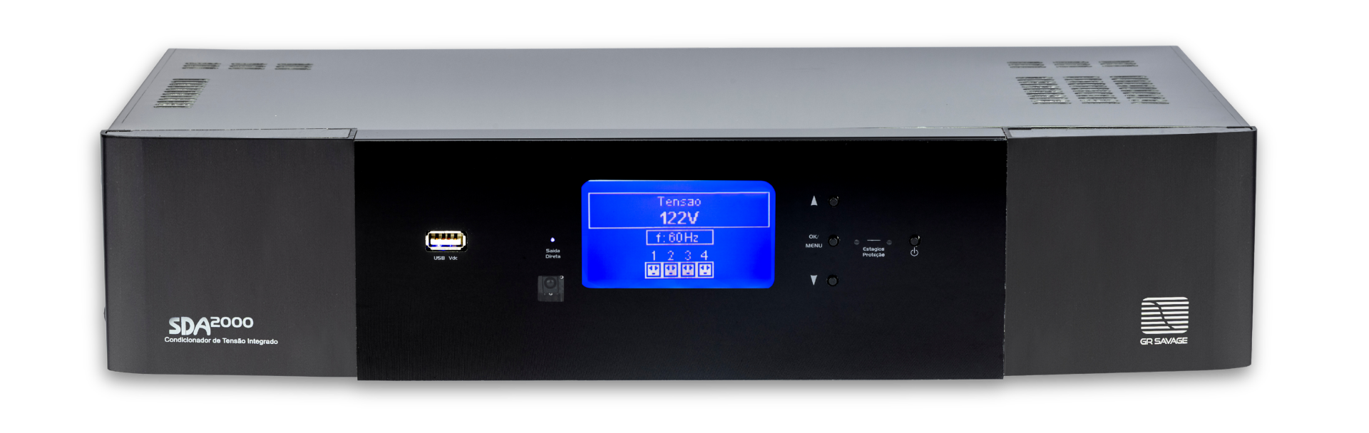 Condicionador de Tensão Integrado GR Savage SDA2000 de 2000W. Vista frontal direta exibindo o painel central preto com display LCD azul ativado, indicando "Tensão 122V", frequência "60Hz" e o status de 4 zonas de tomadas independentes. À esquerda do display, botão de energia e uma porta USB; à direita, botões touch de navegação e o logotipo GR Savage. Gabinete em alumínio escovado preto.