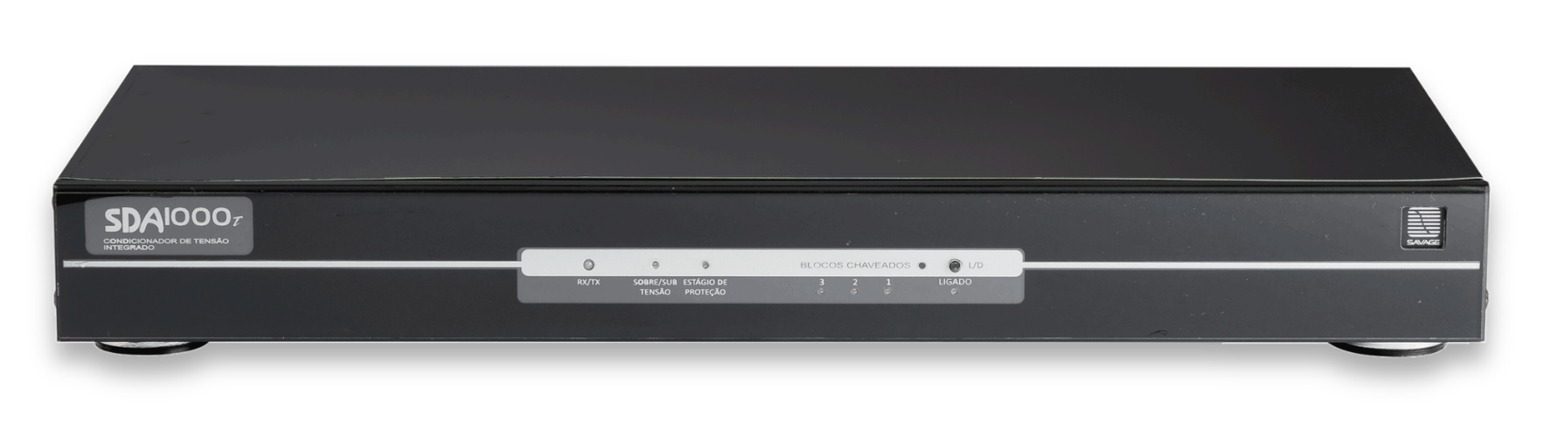 Condicionador de Tensão Integrado com Transformador GR Savage SDA1000T de 1000W. Vista frontal direta exibindo painel preto com indicadores LED para Monitoramento de Rede, Estágio de Proteção e status dos 3 Blocos Chaveados. Logotipo GR Savage no canto direito e identificação do modelo à esquerda. Fundo preto isolado.