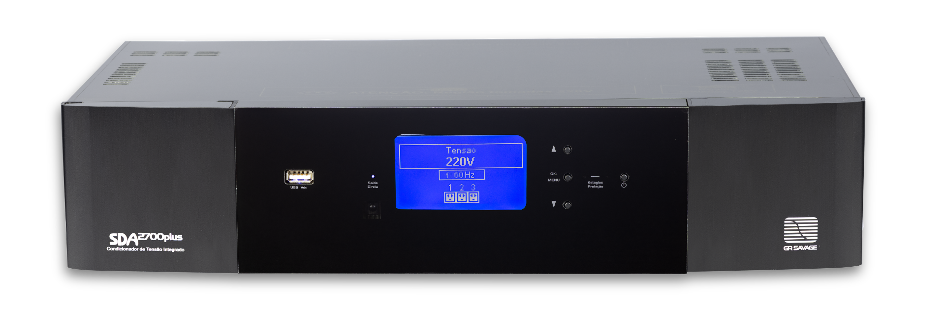 Condicionador de Tensão Integrado GR Savage SDA2700plus de 2700W para rede 220V. Vista frontal direta exibindo o painel central preto com display LCD azul ativado, indicando "Tensão 220V", frequência "60Hz" e o status de 3 zonas de tomadas. À esquerda do display, botão de energia e uma porta USB; à direita, botões touch e o logotipo GR Savage dourado. Gabinete preto padrão rack