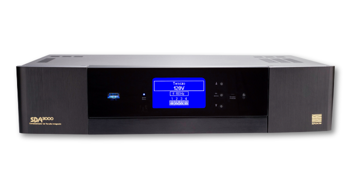 Condicionador de Tensão Integrado GR Savage SDA3000 de 3000W e 110V. Painel frontal em alumínio escovado preto com display LCD azul centralizado. O display exibe "Tensão 120V", frequência "60Hz" e o status de ativação das 4 zonas de tomadas. À esquerda, porta USB de carregamento e LED de saída direta; à direita, botões de navegação de menu e logotipo GR Savage dourado.