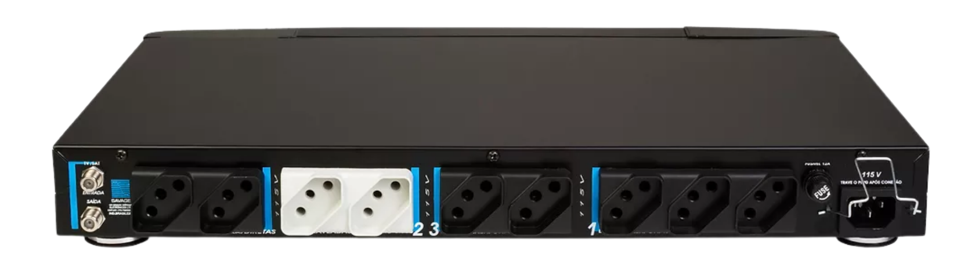 Painel traseiro do Condicionador de Tensão Integrado Savage SDM 1800 de 1800W/110V. Mostra 12 tomadas de 3 pinos (padrão brasileiro) organizadas em blocos: dois blocos de tomadas brancas legendados como "TOMADAS FIXAS 115V" e três blocos de tomadas pretas legendados como "BLOCO 1", "BLOCO 2" e "BLOCO 3". À direita, conector de entrada de energia IEC com trava e porta-fusível. À esquerda, conectores coaxiais para antena/satélite e logotipo GR Savage. Fundo preto isolado.