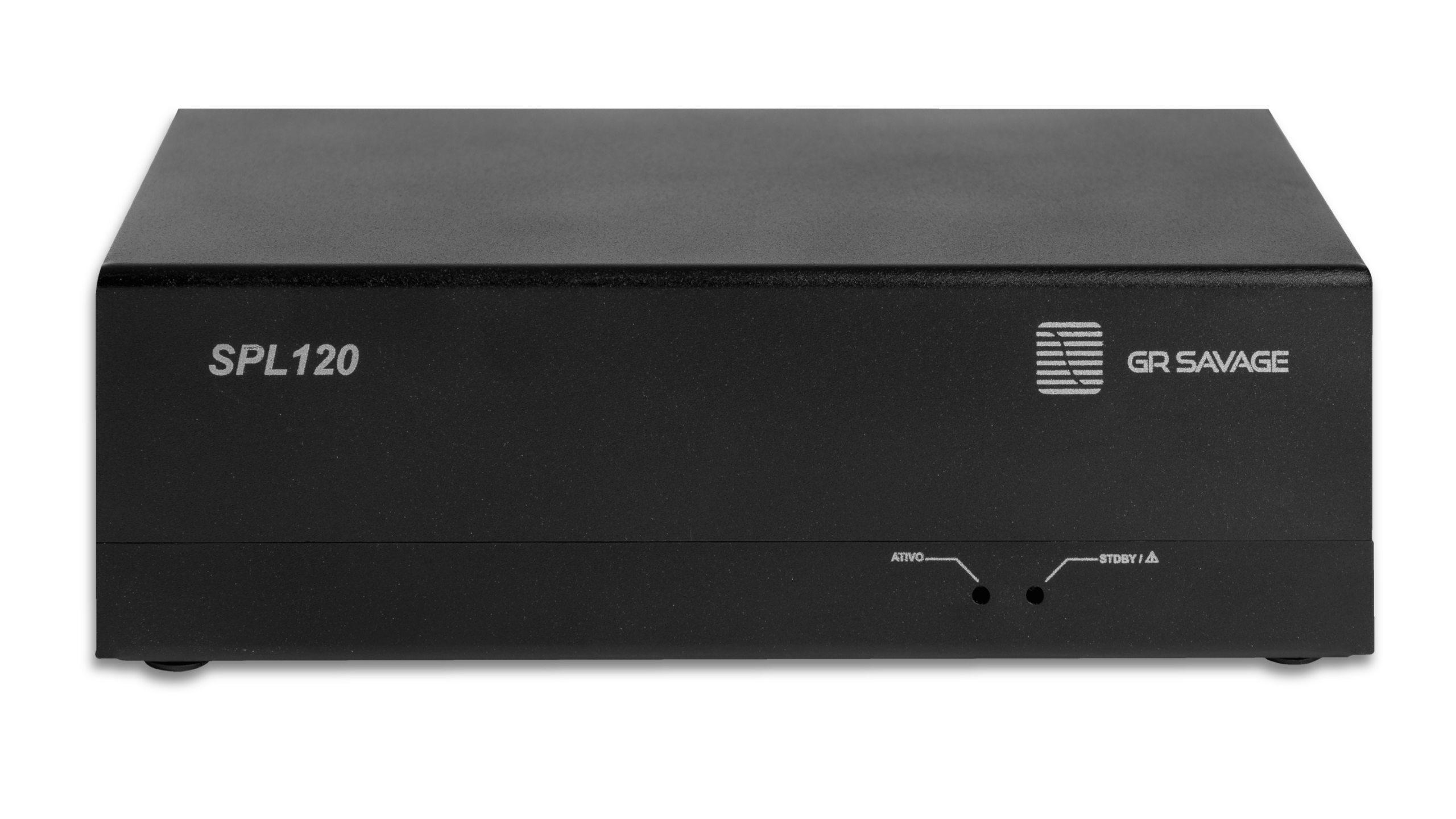 Amplificador de Potência Estéreo GR Savage SPL 120. Vista angular de um gabinete metálico preto compacto e robusto. O painel frontal minimalista apresenta a identificação do modelo "SPL 120" à esquerda, o logotipo GR Savage ao centro e dois LEDs de diagnóstico: "Ativo" e "STDBY/A" (Standby/Alerta). Fundo preto isolado.