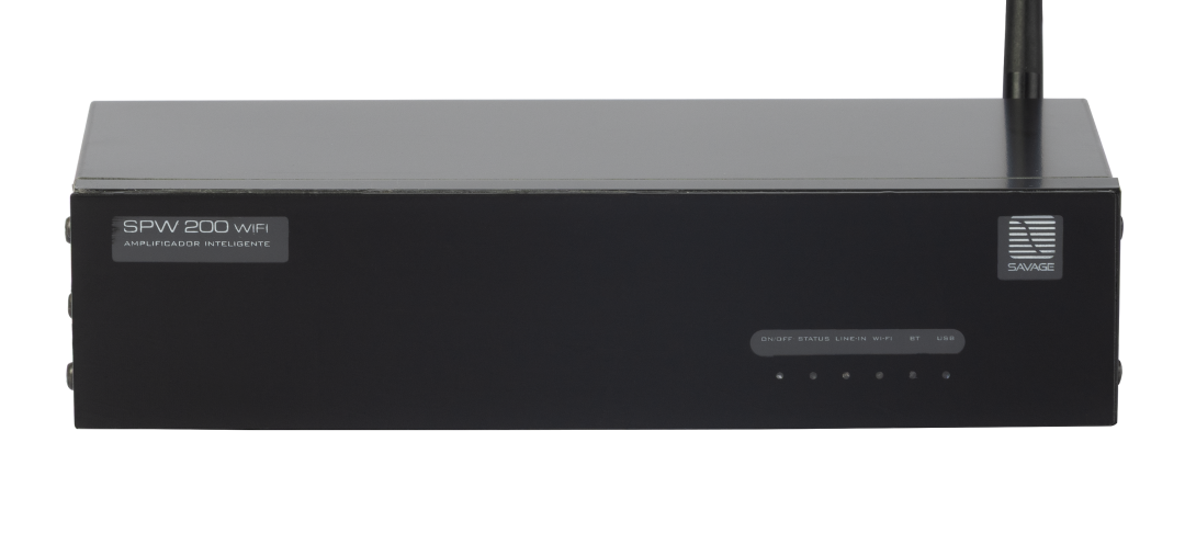 Amplificador Inteligente com Streamer integrado GR Savage SPW 200 WIFI. Vista frontal do painel preto fosco, exibindo a identificação do modelo à esquerda, antena Wi-Fi à direita e indicadores LED de status (On/Off, Wi-Fi, BT, USB) no canto inferior direito.