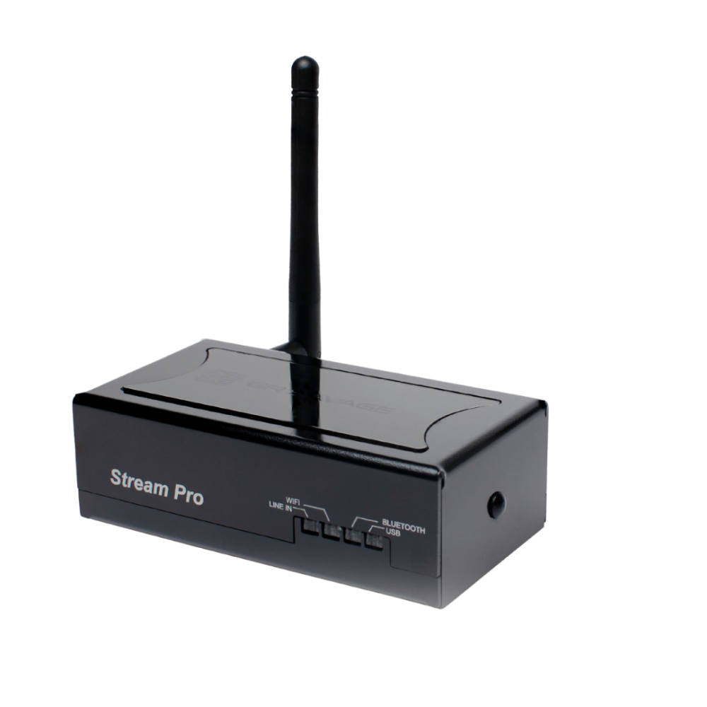 Streamer de áudio Wi-Fi e Bluetooth GR Savage Stream Pro. Vista diagonal em um fundo branco com reflexo, mostrando o gabinete metálico preto compacto, antena Wi-Fi de alto ganho e indicadores LED no painel frontal para Line In, Wi-Fi, Bluetooth e USB. Logotipo GR Savage gravado no topo.