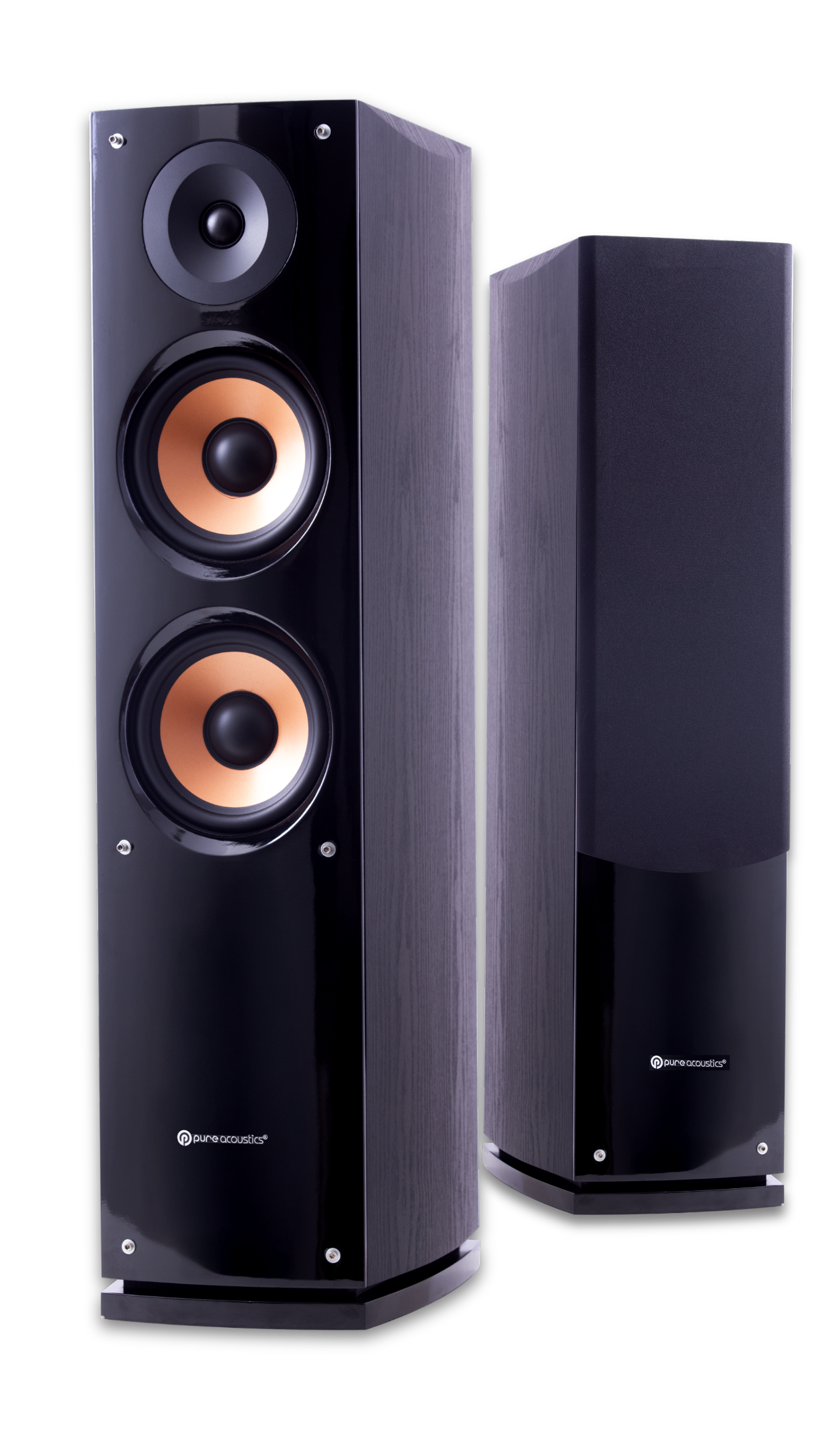 Par de caixas acústicas tipo torre Pure Acoustics Supernova 5F. A unidade frontal exibe o acabamento em black piano com dois potentes woofers de cone acobreado e um tweeter de domo de seda superior. A unidade ao fundo mostra a tela de proteção em tecido aplicada, cobrindo parte do gabinete de textura amadeirada. Base robusta e design curvo.